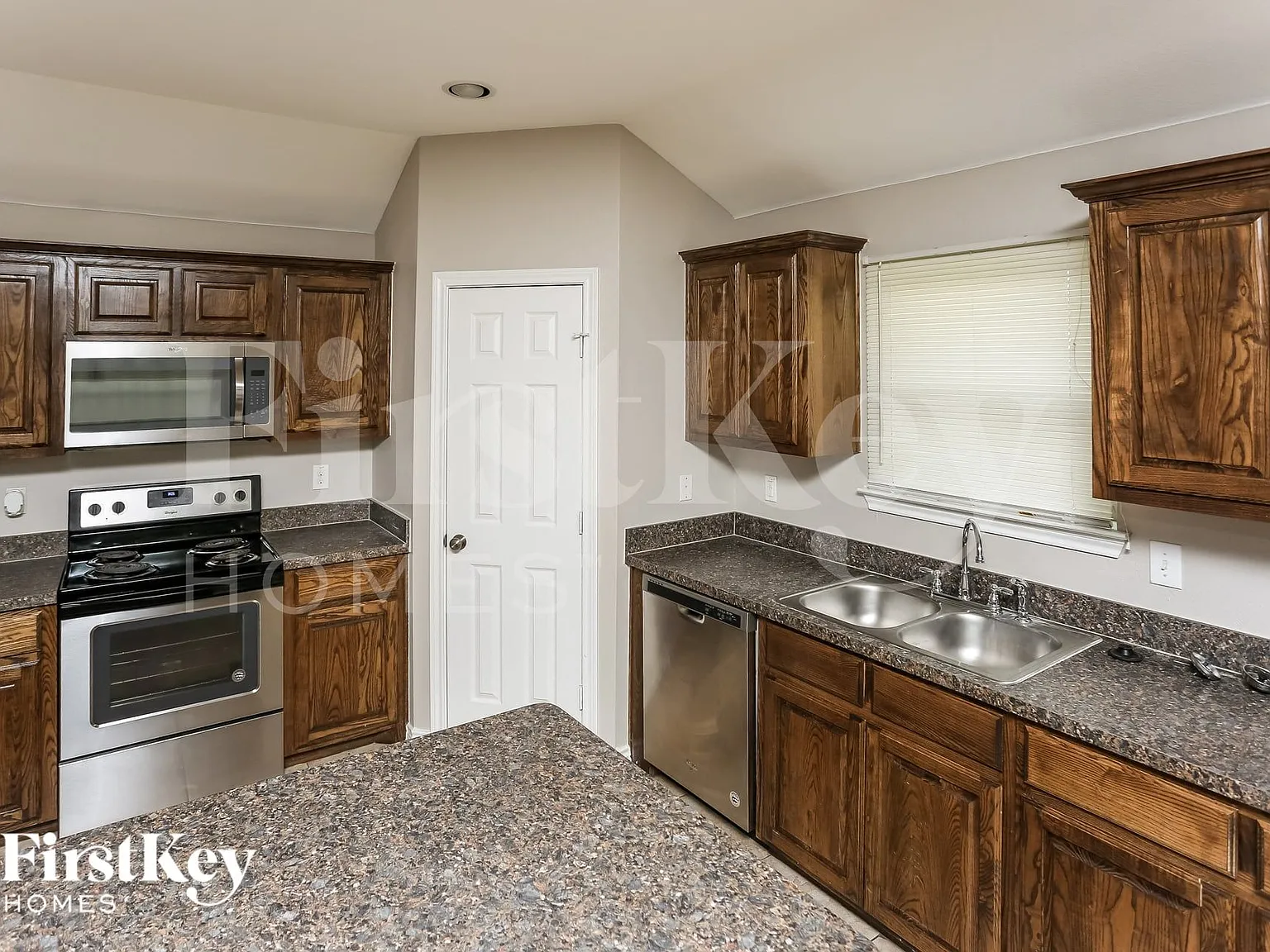 4 bed, 2.0 bath, 1889 sqft, $2,090 — Photo 4