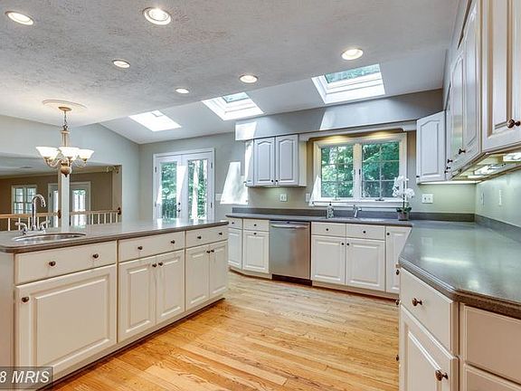 Large Kitchen w/Island 