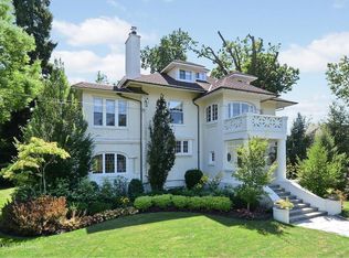 236-28 Grosvenor St, Little Neck, NY 11363