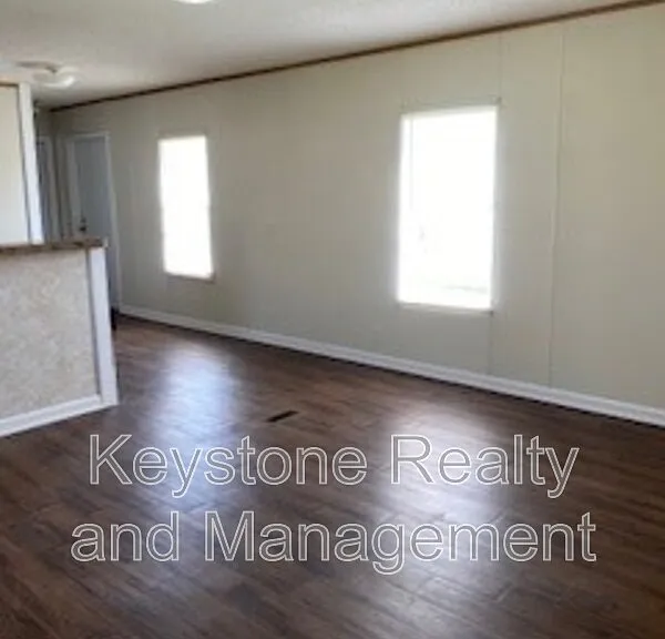 810 Monroe Ln — Photo 2