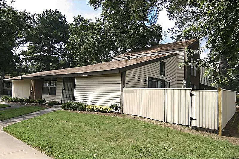 2 bed, 1004 sqft, $1,400 — Photo 1