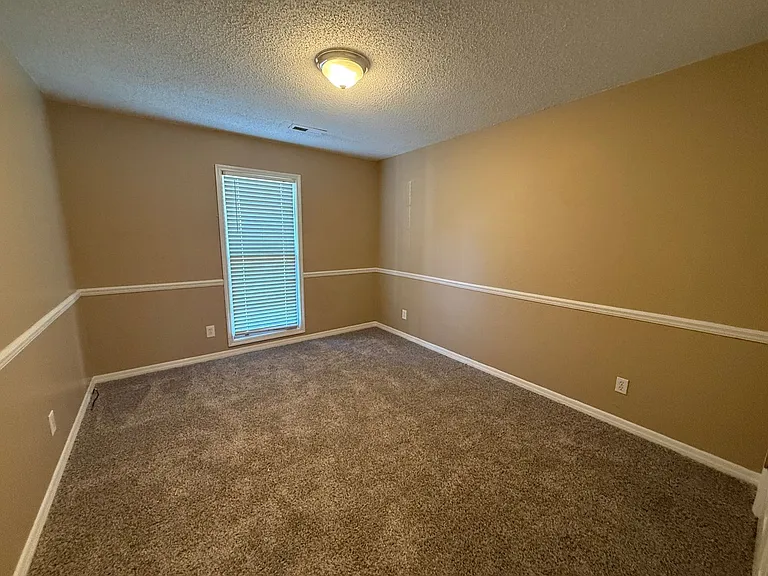 113 Suffolk Dr — Photo 9