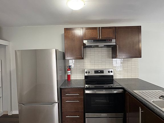 2nd image of 882 Redwood Ave