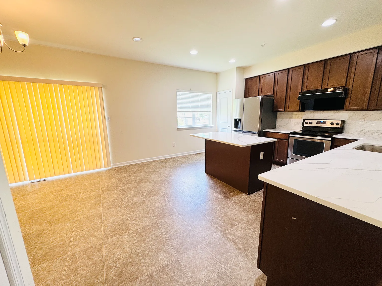 3 bed, 2800 sqft, $2,600 — Photo 4