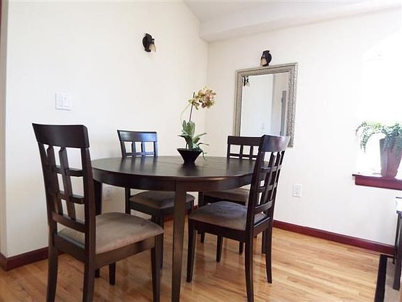 Cozy Dinng Area