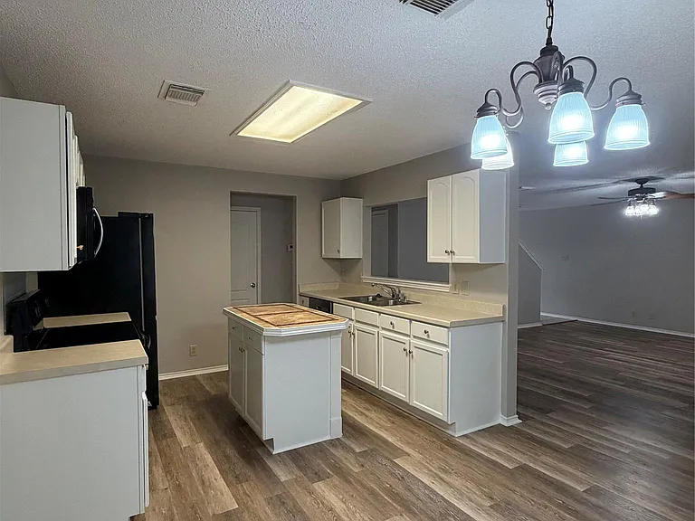 305 Stone Park — Photo 9