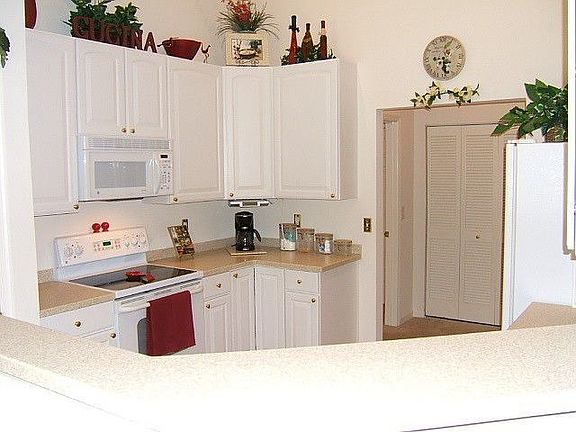 Kitchen with Corian and 42" Cabinets