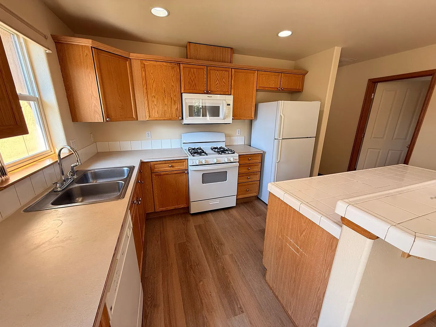 Charming Single-Level Home In A Beautful Welcoming Neighborhood — Photo 2