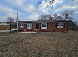 1443 Larkhall Dr, Fayetteville, NC 28304