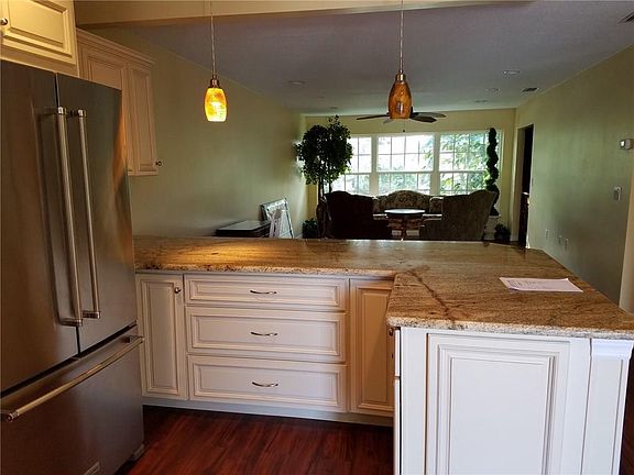 4th image of 900 Jasmine Ln