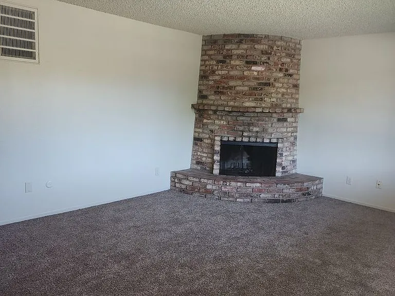 2405 Vera Cruz Dr — Photo 3