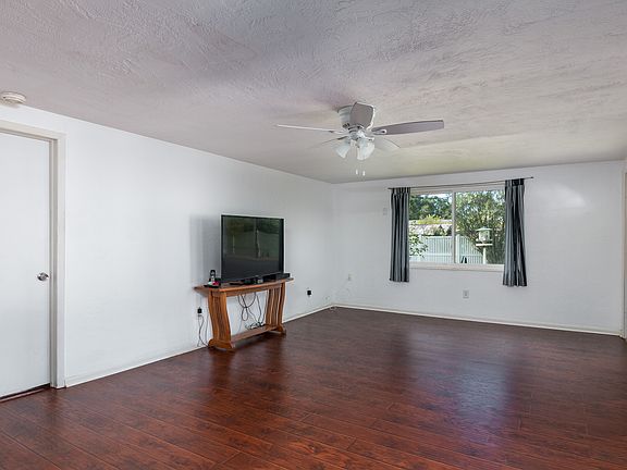 4th image of 832 44th Ave NE