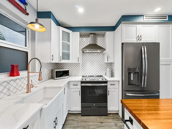 5th image of 1212 SE 2nd Court #101