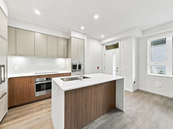 956 Lytton St #102, North Vancouver, BC V7H 2A5