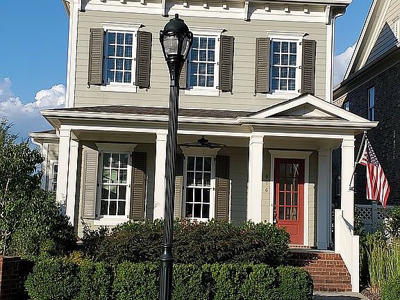 2nd image of 916 Jewell Ave