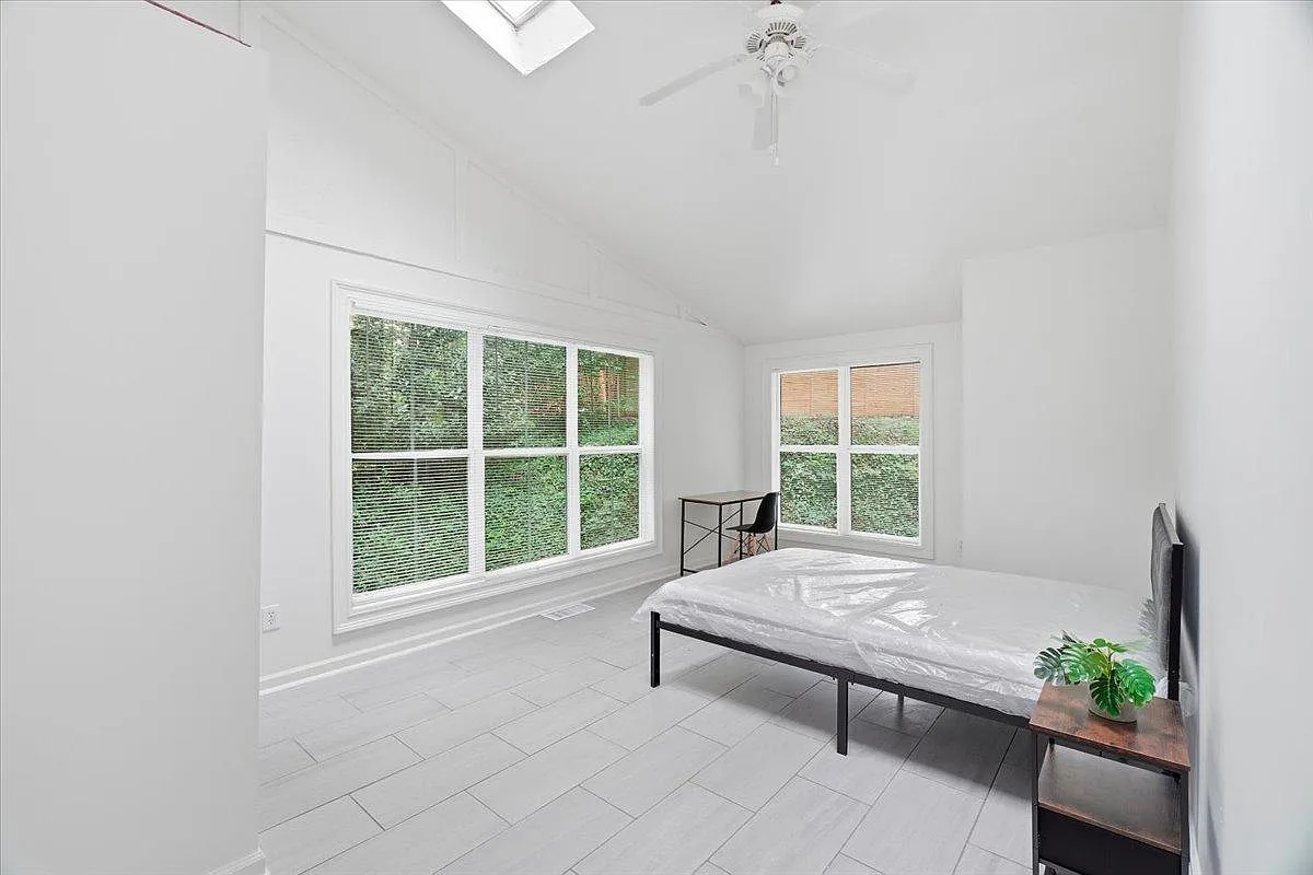 4 bed, 5.0 bath, 2800 sqft, $728 — Photo 1
