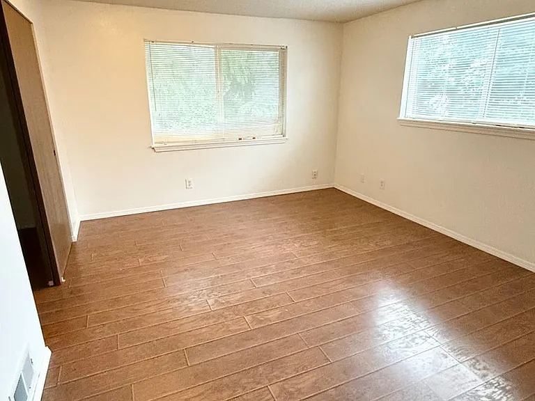 820 NE Riddell Rd — Photo 7