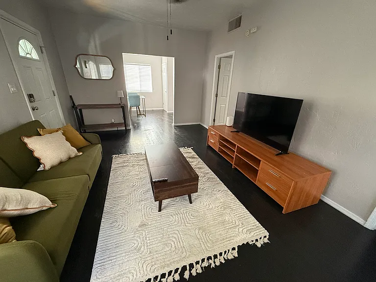 1135 E 8th St #1 — Photo 13
