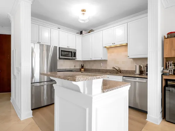 22 Avenue At Port Imperial image 10 of 31