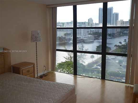 3rd image of 800 Parkview Dr #1018-A