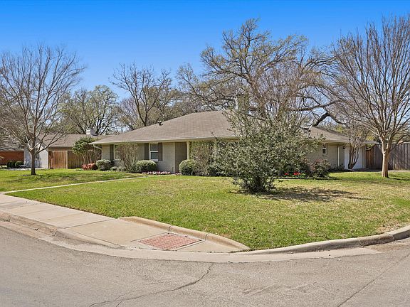 2nd image of 10449 Royal Club Ln