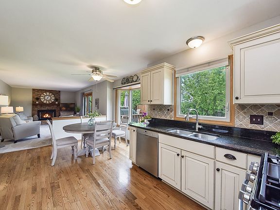 2nd image of 1327 Larkspur Ln