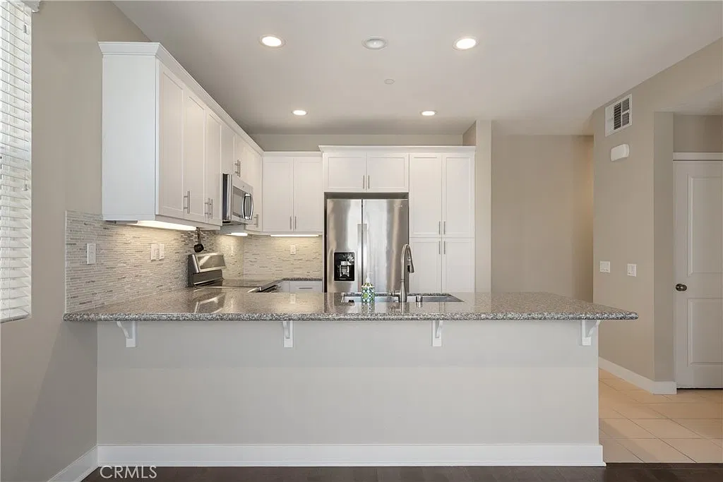 2 bed, 1190 sqft, $3,300 — Photo 4