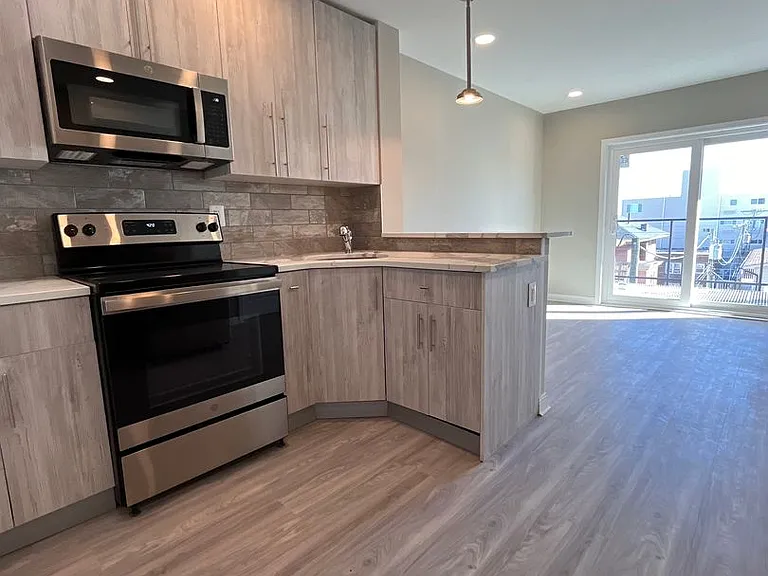 101 S Victoria Ave — Photo 8