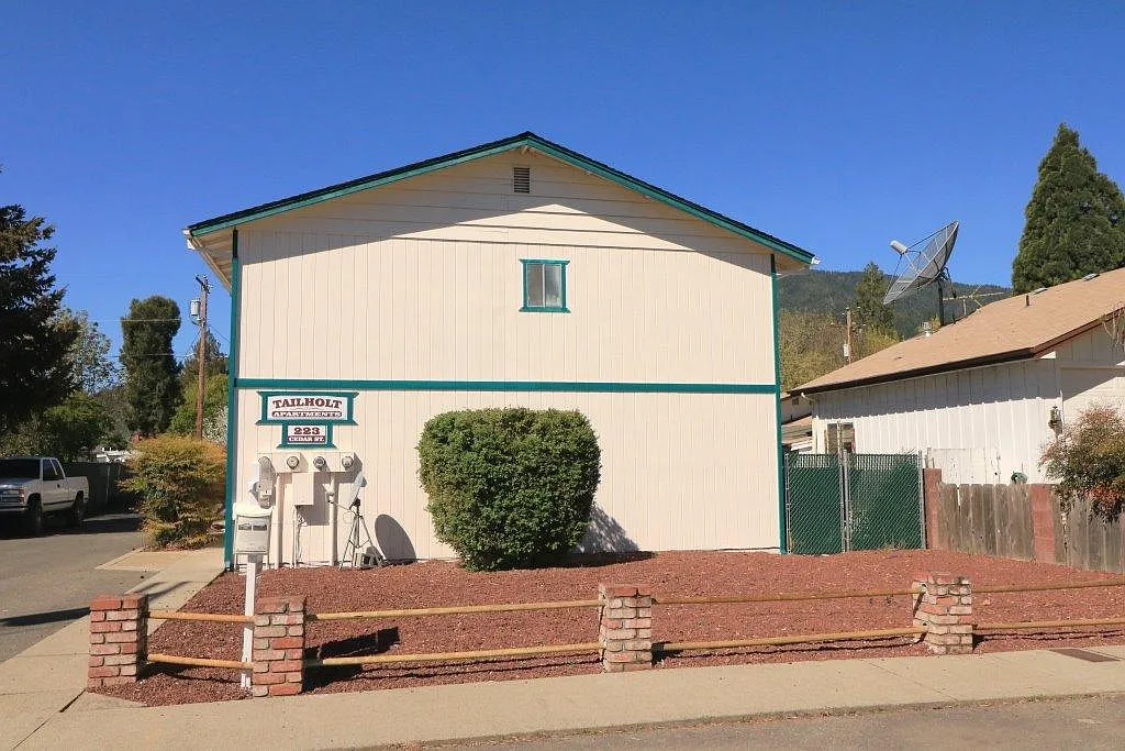 223 Cedar St photo 1