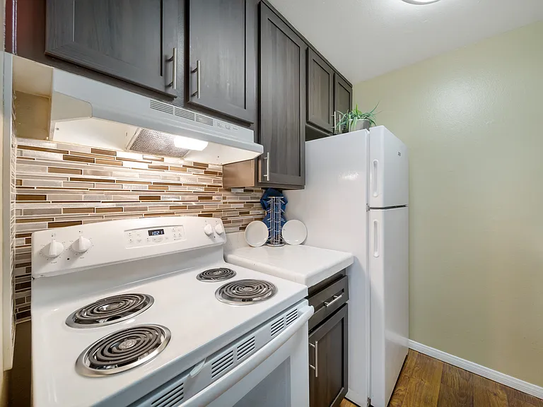 Modern elegance meets culinary charm at Chatsworth Pointe. Feast your eyes on the sleek sophistication of our newly updated kitchen