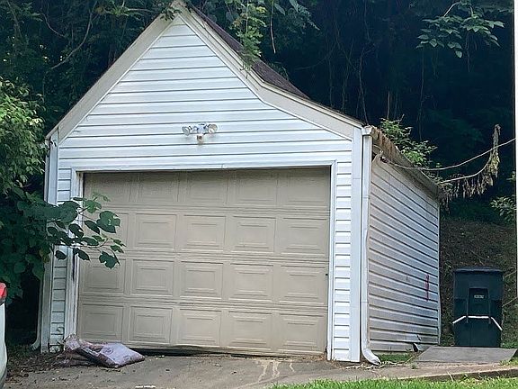 2nd image of 1405 Wisteria Dr