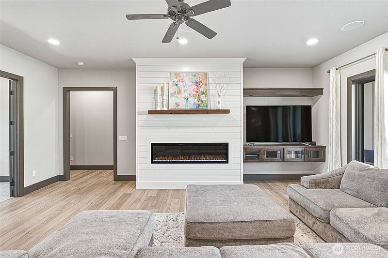 3rd image of 760 S Perry Avenue