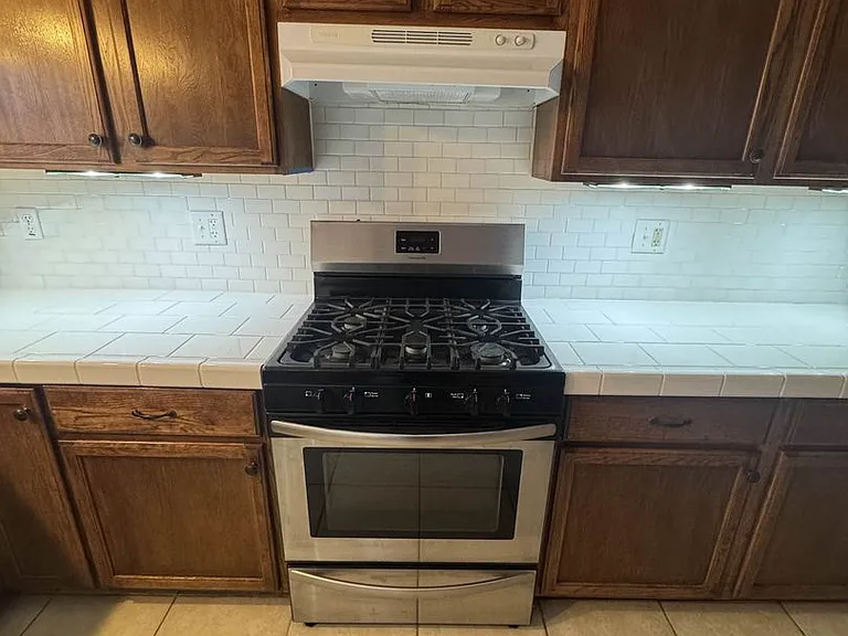 408 W Douglass Ave — Photo 6