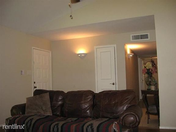 4th image of 2832R Dickens Ln