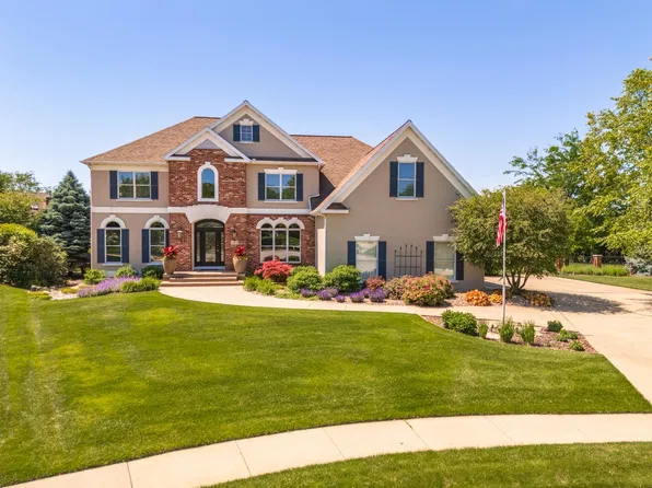 2 Milton Ln, Bloomington, IL 61704