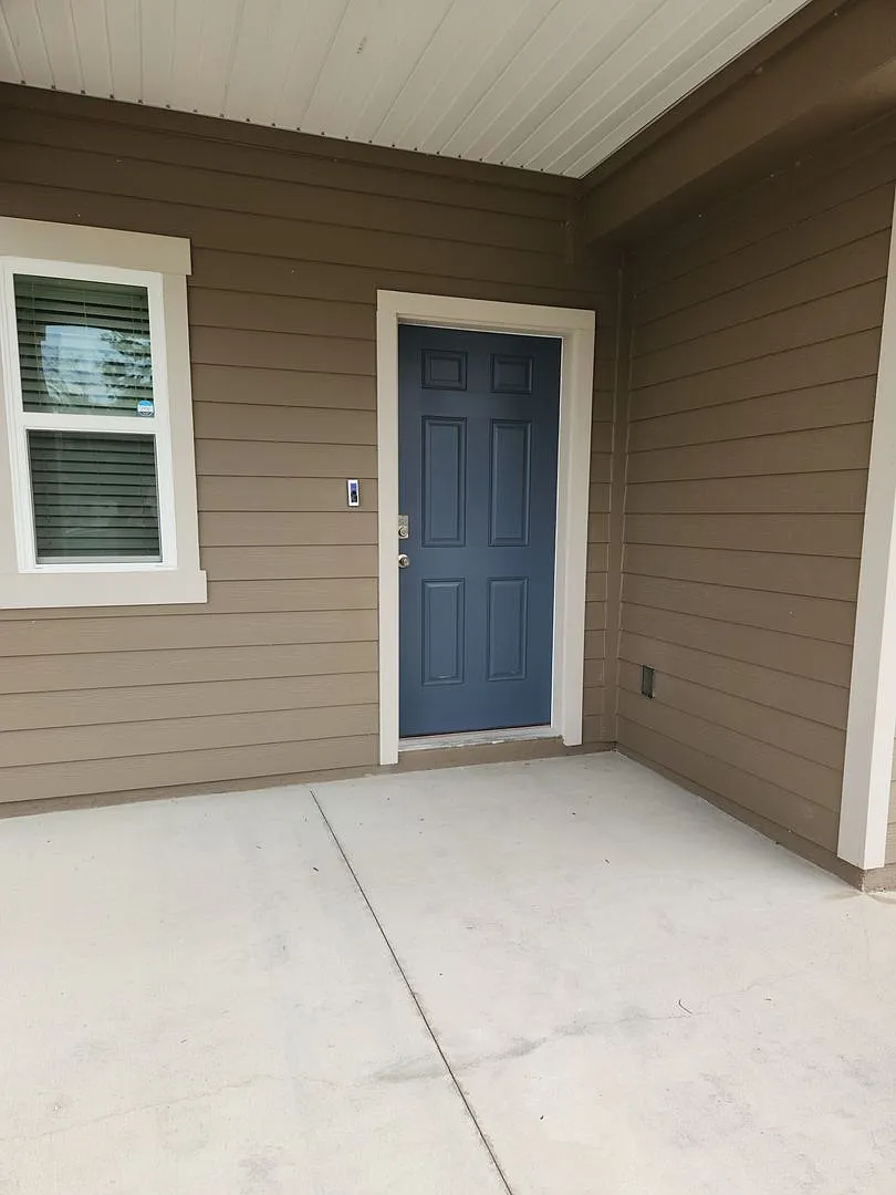 Perfect Location and Practically new! — Photo 2