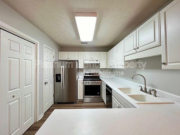 5th image of 725 Avening Ct