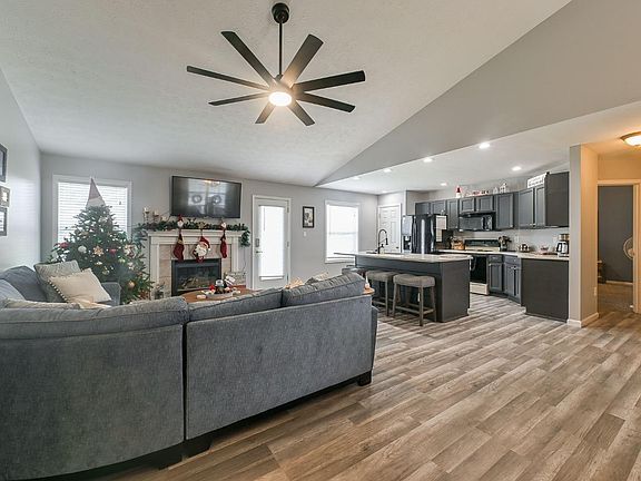 4th image of 22928 Redwood Dr