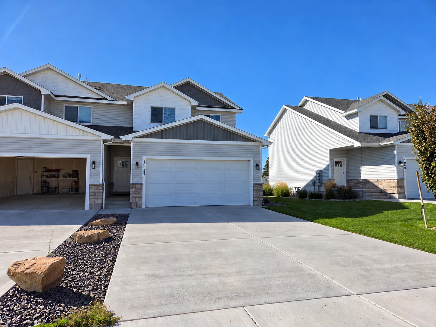 3 bed, 2.5 bath, 2100 sqft, $1,925 — Photo 1