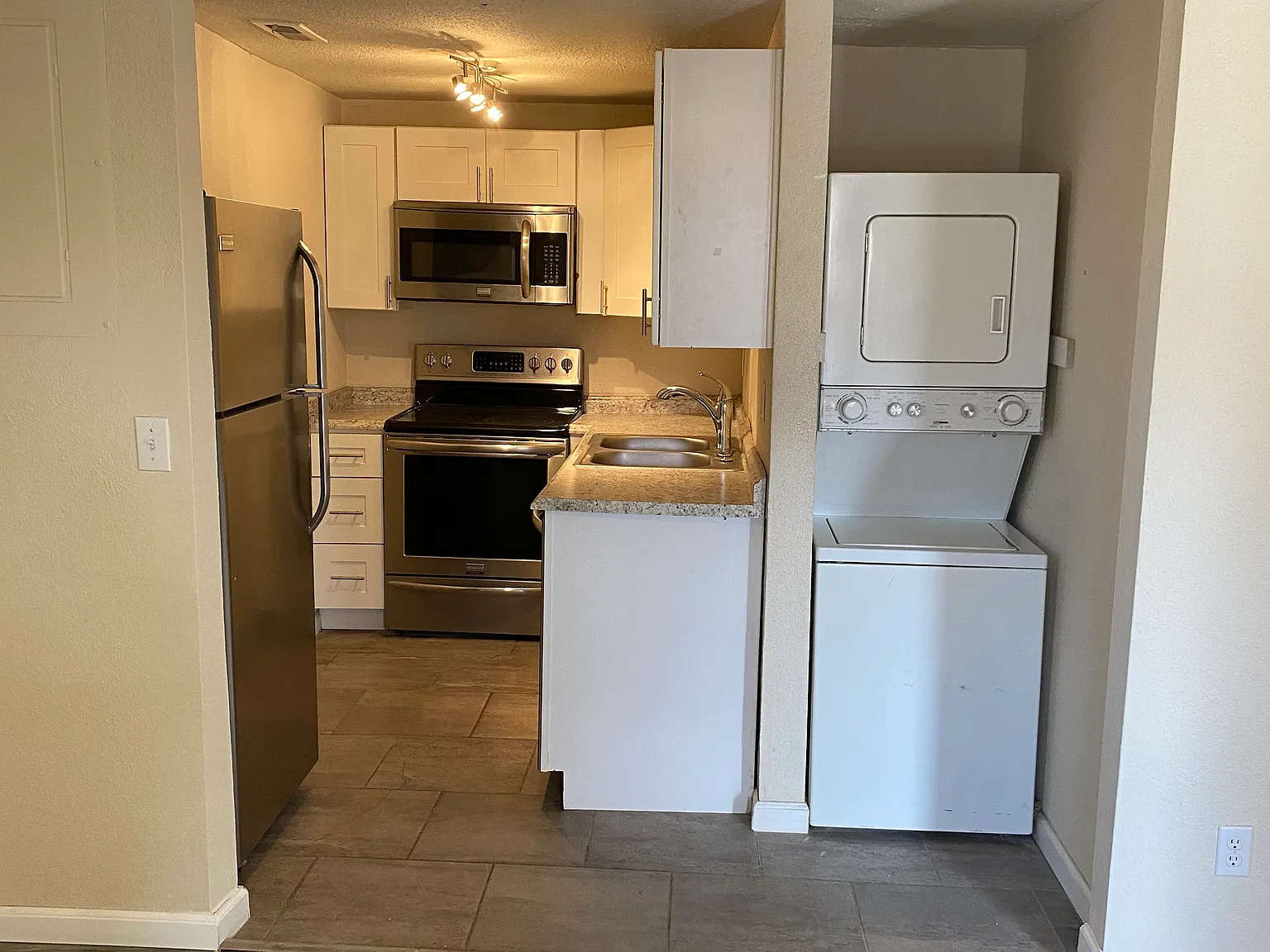 2 bed, 682 sqft, $1,100 — Photo 2
