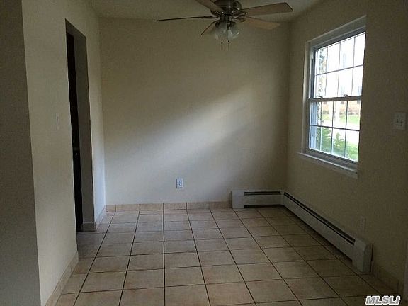 3rd image of 906 Towne House Vlg