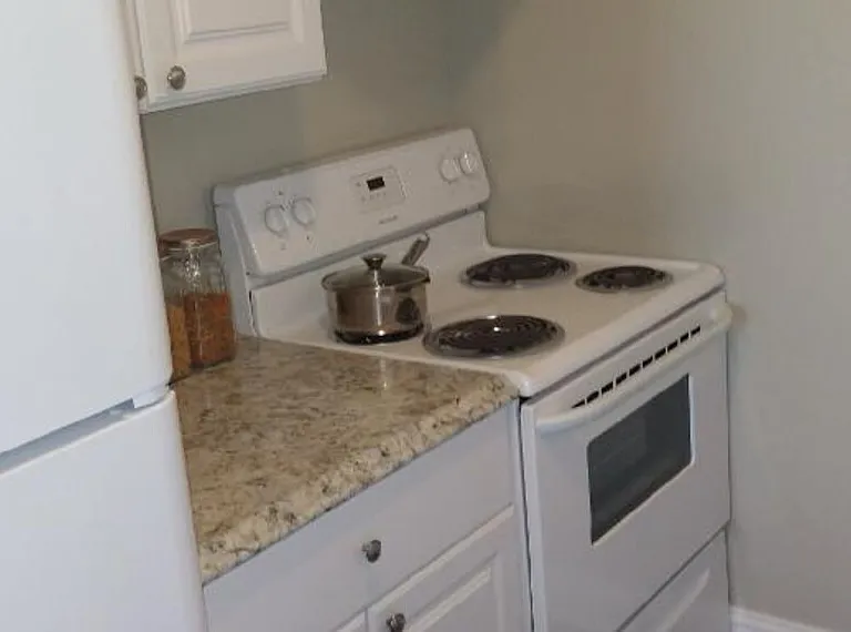 612 Londonderry Ln — Photo 3