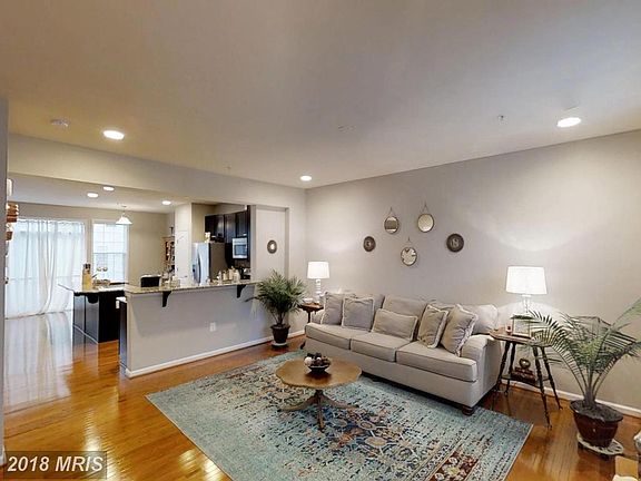 Light and airy living room 