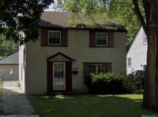 2161 Hampton Rd, Grosse Pointe Woods, MI 48236