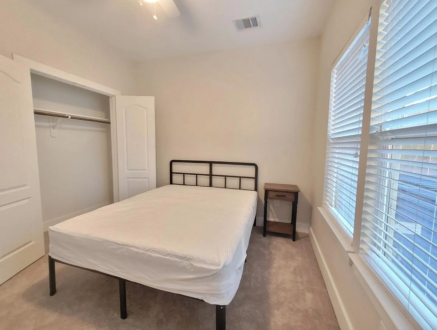 4 bed, 3.0 bath, 2455 sqft, $776 — Photo 2