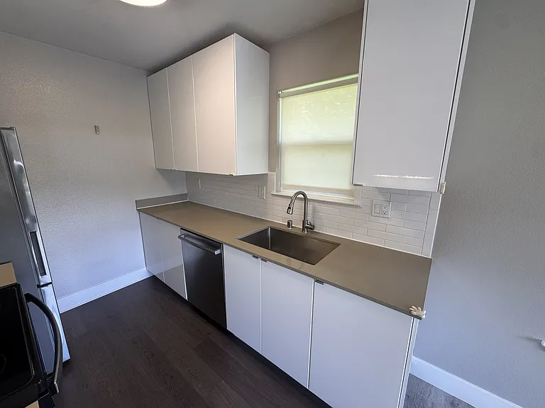 160 Lakeshore Ct — Photo 12