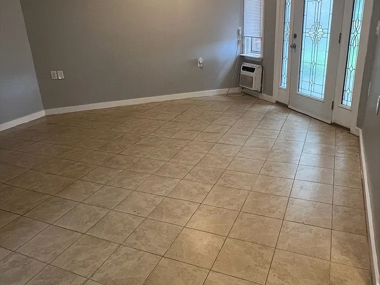 406 W Maple St — Photo 8