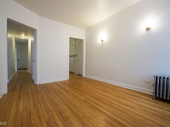737 N Austin Apartments Chicago Living Room_2