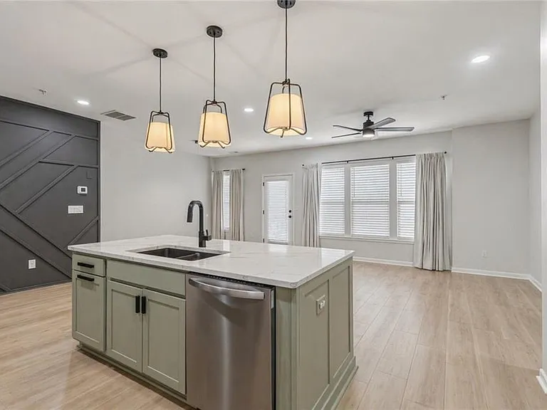 1339 Endicott Ct — Photo 5