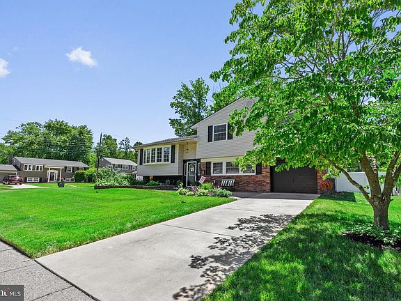 3rd image of 1049 Standish Dr